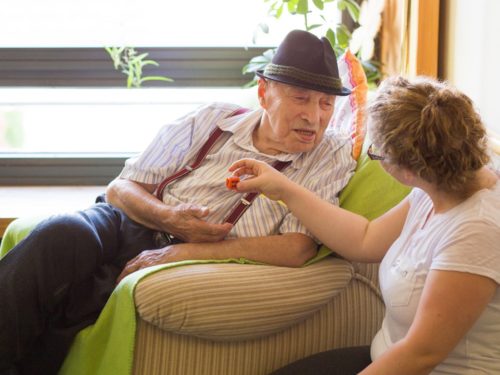 Netzwerk, Kaufbeuren, Ostallgäu, Demenz, Demenzhelferschulung, Schulung, Weltalzheimertag, Palliativ, stationär, ambulant, Hospiz, SAPV, Krankenhaus, Anschlussbehandlung, Rehabilitation, Altenheim, Pflegeheim, Versorgung, Senioren, Aktivitäten, Pflege, Pflegeservice, Hospitalstiftung, Seniorenbeirat, Seniorenbüro, Hilfe, pflegende Angehörige, Alzheimer, Betreuung, Unterstützung zu Hause, haushaltsnahe Dienstleistungen, Unterstützung im Alter, Demenzkrank, Hilfe bei Demenz, Beratung, Seniorenbegleiter, Besuchsdient, ehrenamtlich, Helfer, vernetzt